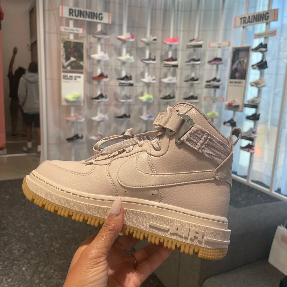 Nike Command Forces Size 8.5 - Picture 3 of 3